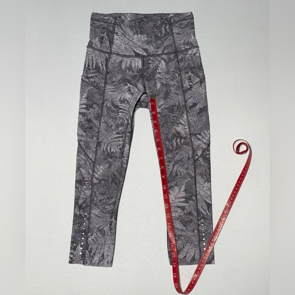 High-Rise Tropical Fern Print Lululemon Gray Crop Leggings Size 4 - Picture 8 of 12